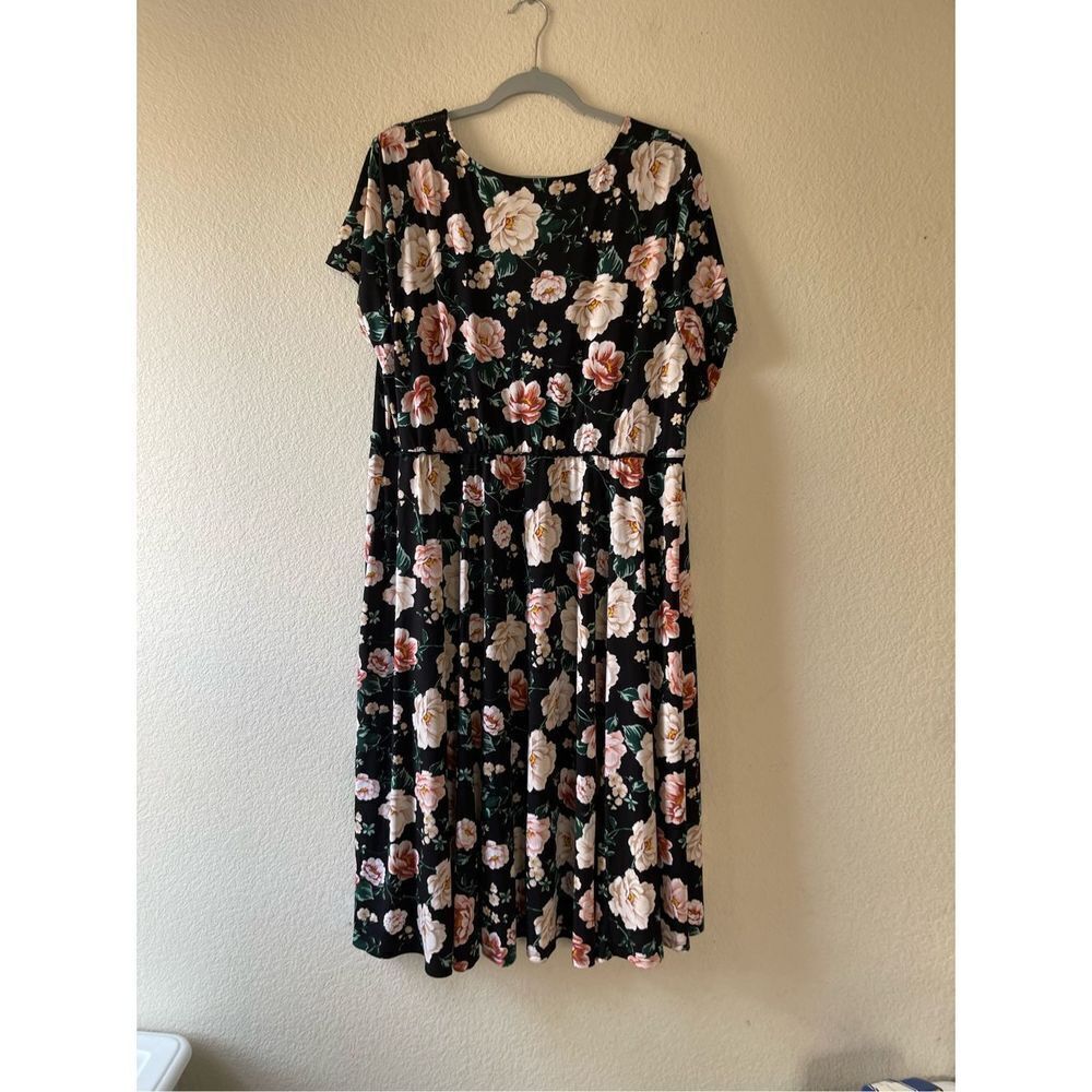 Torrid women’s floral and lace detail‎ dress size 4 - Picture 3 of 6